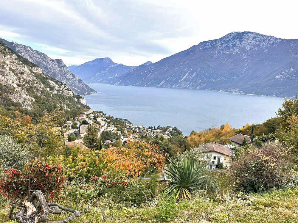 Gepflegte 2-Zimmer-Wohnung mit Balkon und Seeblick in Tremosine