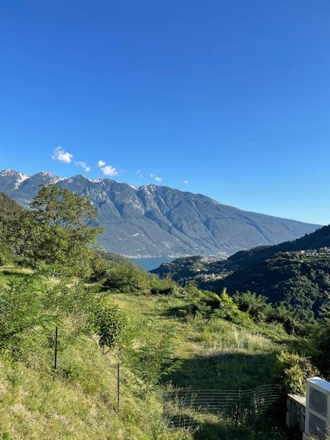 Voll erschlossenes Baugrundstück mit Panorama in Vesio, Tremosine