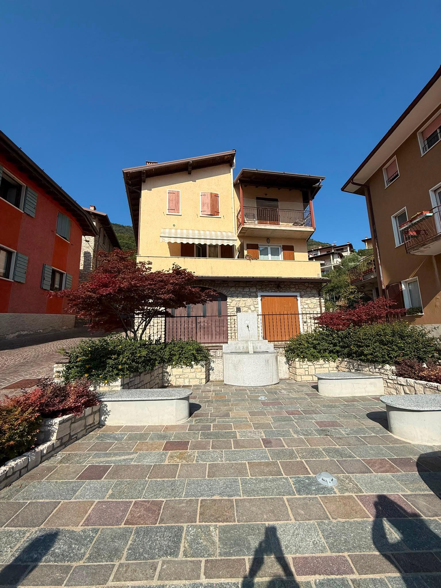 Das Dorf, das Licht, der See — Wohnung mit Garage in Prabione di Tignale