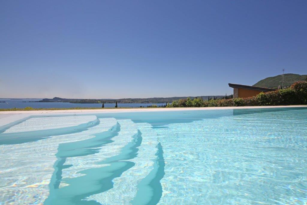 Modern ausgestattete Limonaia mit Garten und Pool in Gardone Riviera