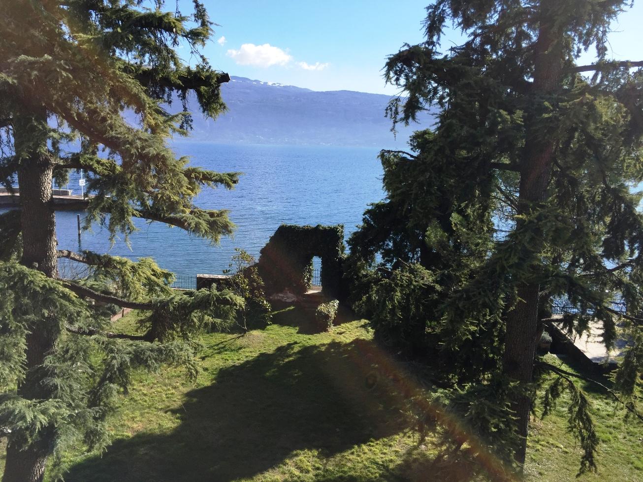 Freistehende Villa am Ufer des Gardasees mit Bootshaus und Steg in Bogliaco