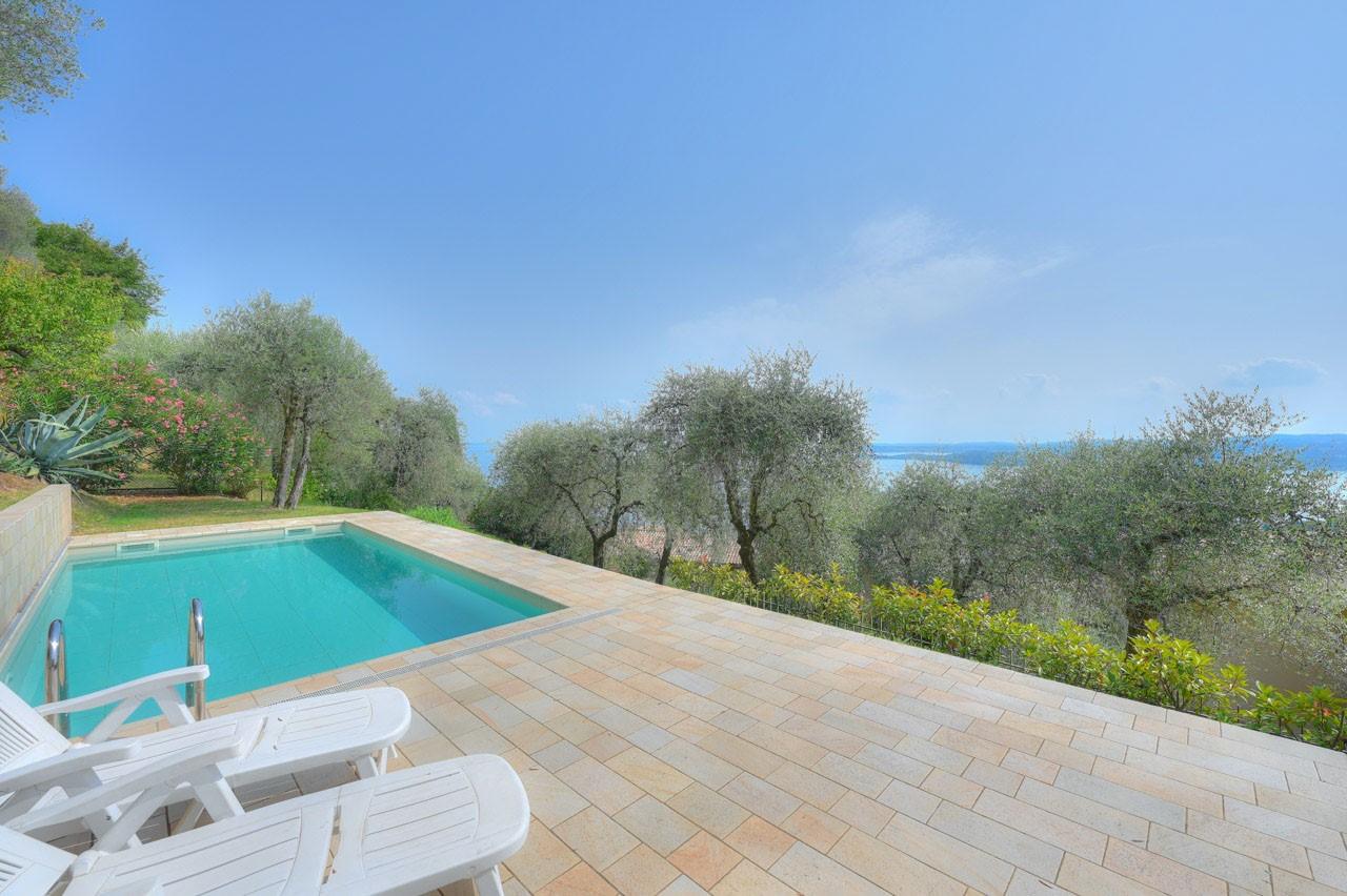 Villa mit Garten, Pool und Garage mit Seeblick in Gardone Riviera