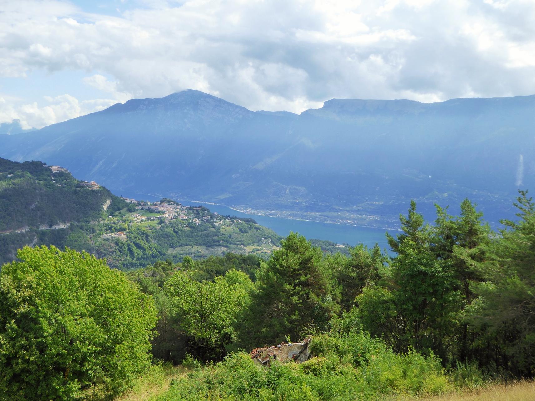 Landgut mit 5 Hektar Grundfläche und zwei Landhäuser-Ruinen in Tremosine