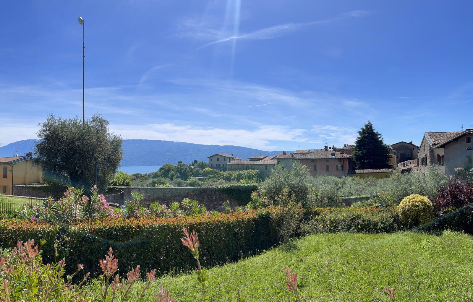 Moderne Villa am Gardasee: Ruhe, Seeblick und Nähe zum Golfplatz