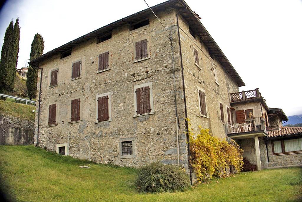 Renovierungsbedürftiges Rustico mit Garten in Vesio, Tremosine