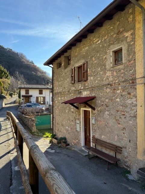 Dreiseitig freistehendes Reihenhaus in Sermerio di Tremosine sul Garda