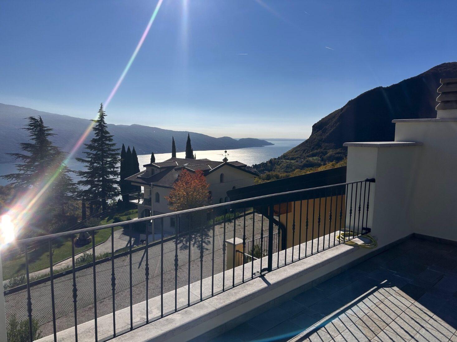 Gepflegtes Reihenhaus mit Panoramablick, mediterranem Garten und Pool