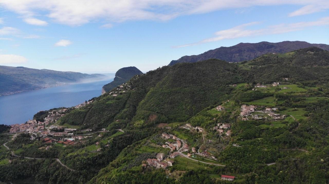Großes Rustico auf einem Hügel mit Seeblick in Campi, Tremosine