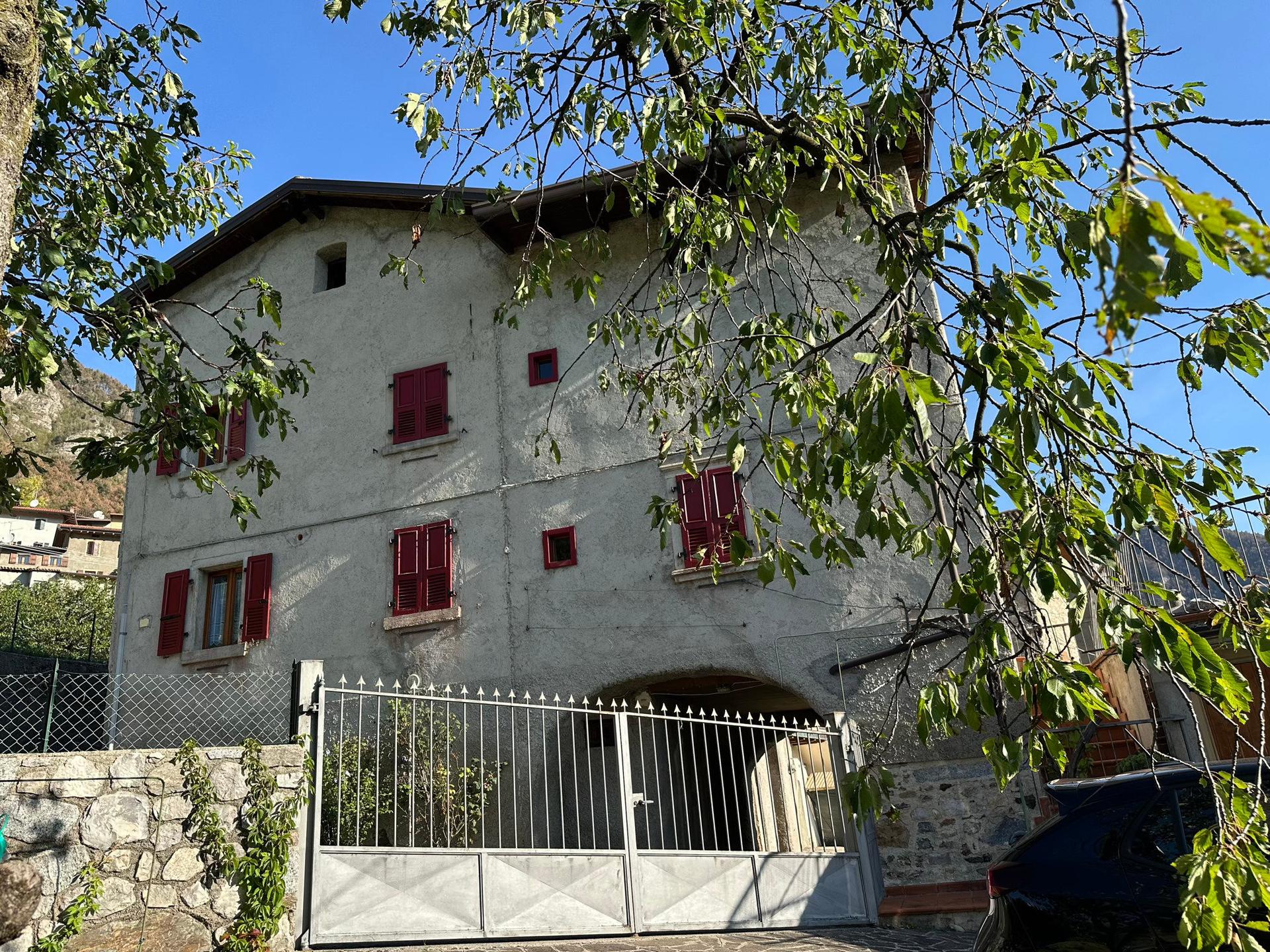 Historischer Charme mit Panoramablick – liebevoll renoviertes Haus in Voiandes di Tremosine.