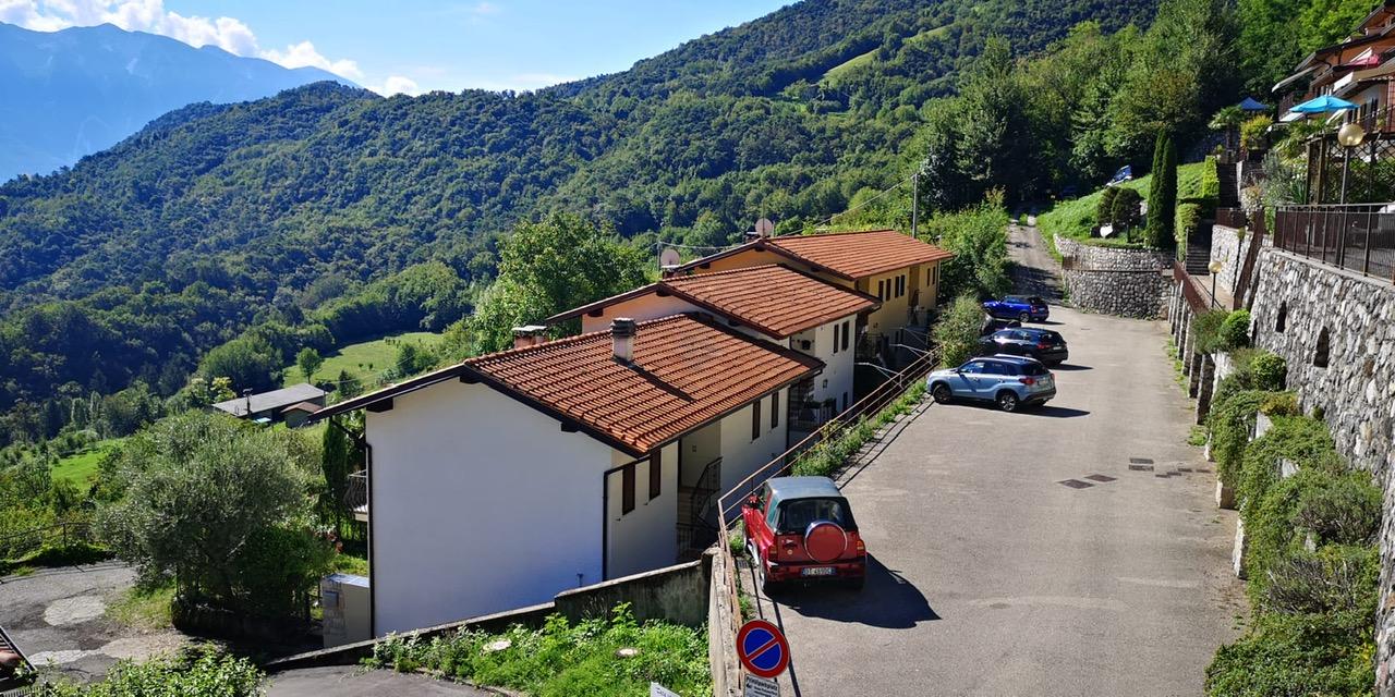 Modern eingerichtete, modernisierte 2-Zimmerwohnung mit Balkon und fantastischem Panorama in Voiandes am Gardasee zu vermieten