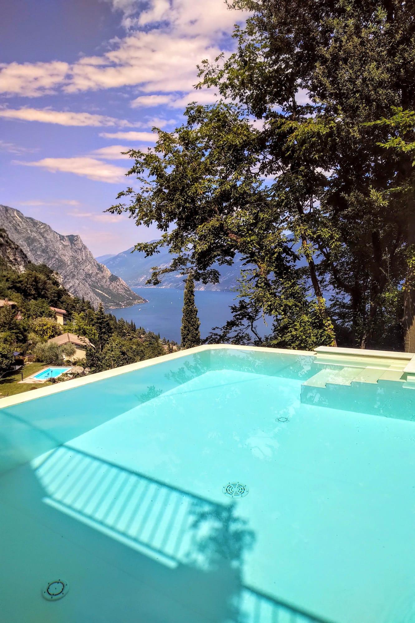Spektakuläre Villa mit großer Dachterrasse, Infinity Pool und herrlichem Panorama auf den Gardasee