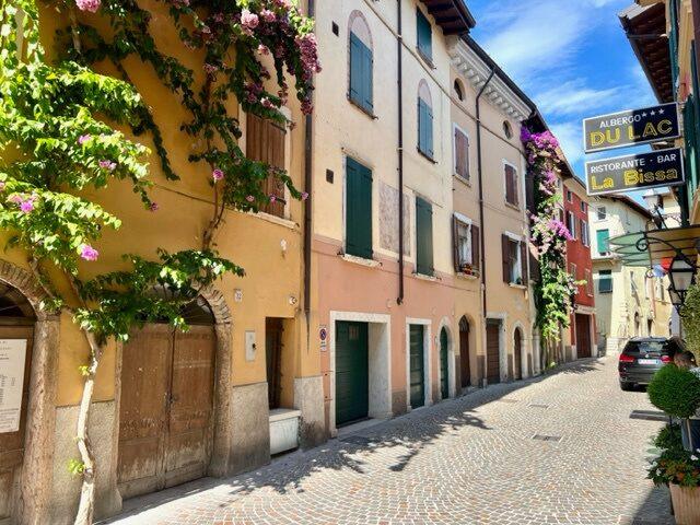 Renoviertes historisches Gebäude am Seeufer von Gargnano