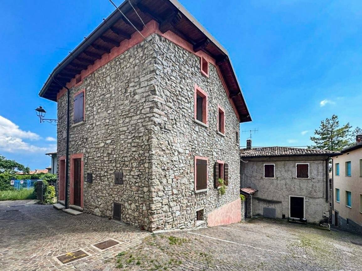 Freistehendes Haus mit renovierten Wohnungen und Innenhof bei Liano