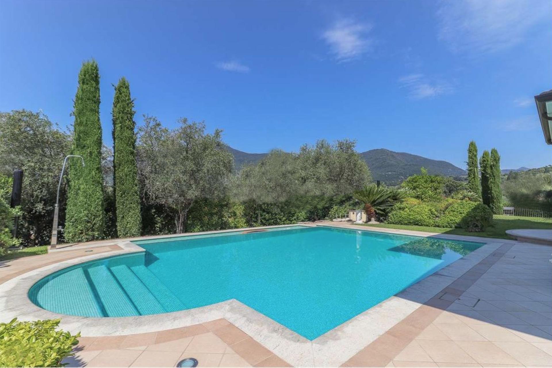 Villa mit Einliegerwohnung, Garten und Pool oberhalb von Salò