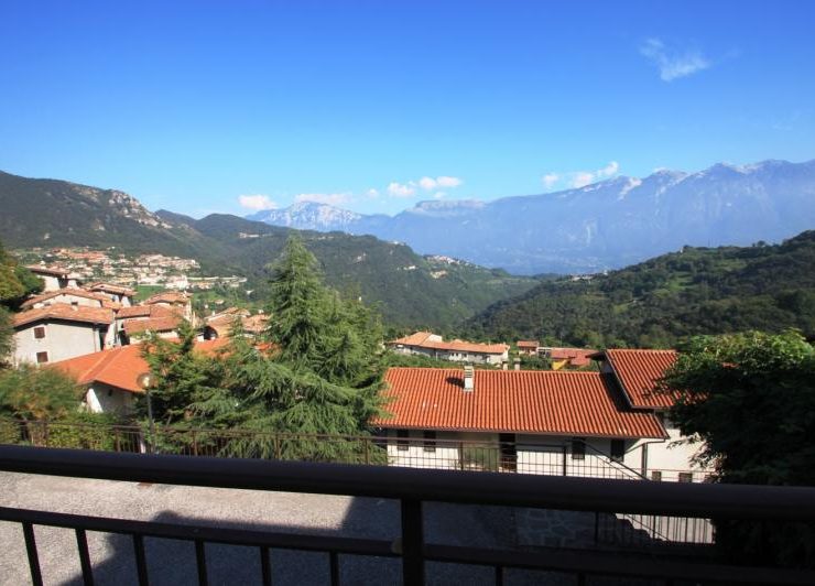 Appartamento completamente attrezzato con terrazza sul tetto, piccolo giardino e splendida vista a Voiandes a Tremosine sul Lago di Garda in vendita