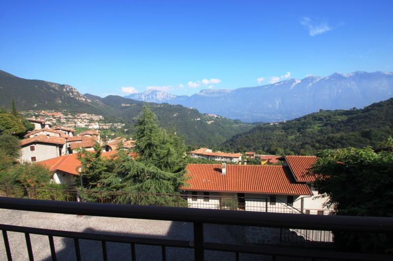 Appartamento completamente attrezzato con terrazza sul tetto, piccolo giardino e splendida vista a Voiandes a Tremosine sul Lago di Garda in vendita