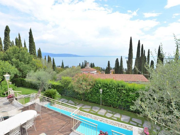 Bella villa con piscina e giardino e una fantastica vista a Gardone in vendita