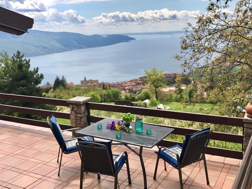 Ampia e curata villa con vista lago da sogno – ideale per una famiglia numerosa o 2 famiglie amiche – in vendita a Tignale sul lago di Garda