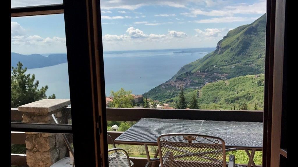 Ampia e curata villa con vista lago da sogno – ideale per una famiglia numerosa o 2 famiglie amiche – in vendita a Tignale sul lago di Garda