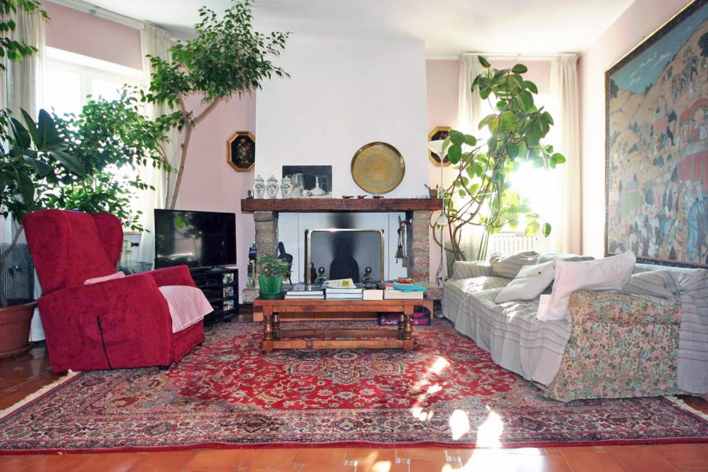 Ampio appartamento con giardino privato in un piccolo complesso residenziale a poca distanza dal Lago di Garda vicino a Gargnano in vendita