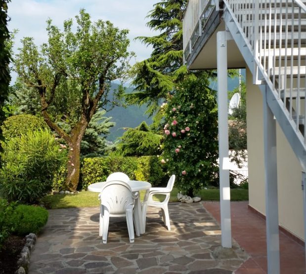 Casa d’angolo bella, accogliente terrazzata con 2 appartamenti separati, piccolo giardino e bel panorama a Glera / Tremosine in vendita a buon mercato