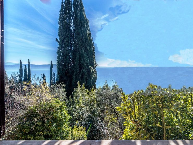 Exklusive Villa mit großem Garten und einem herrlichen Seeblick auf den nahegelegenen Gardasee in Gardone zu verkaufen