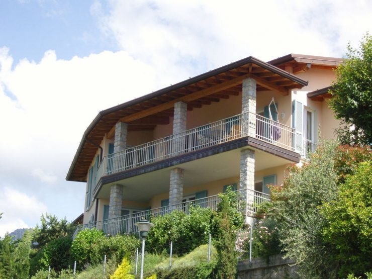Traumhafte Villa Pineta mit 2 großen Wohneinheiten und betörendem Panorama in Vesio di Tremosine auch als 2 separate Wohnungen zu verkaufen