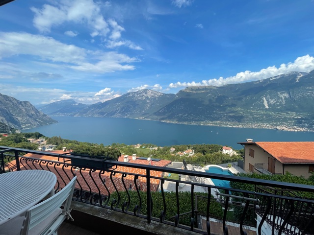 Gemütliche Ferienwohnung mit großer Terrasse, Keller und herrlichem Panorama auf den Gardasee und den Monte Baldo oberhalb von Limone sul Garda am Rande von Voltino zu verkaufen