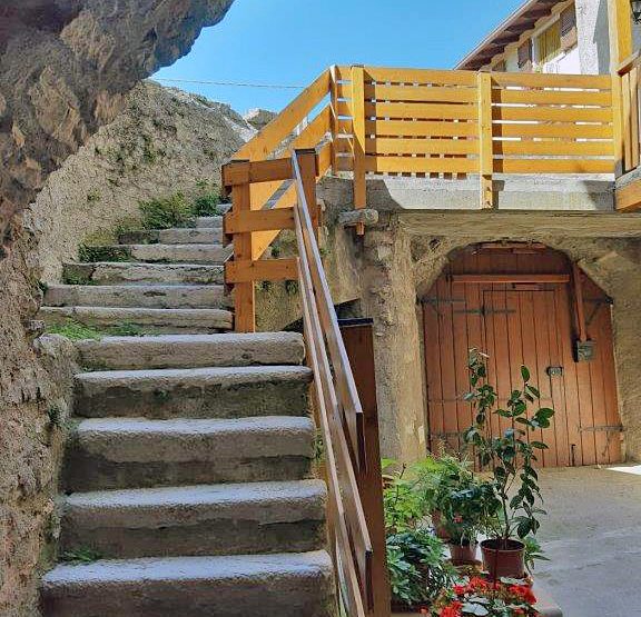 Spaziosa mezza casa su 3 livelli abitativi in un rustico sul lago di Garda a Pregasio in vendita