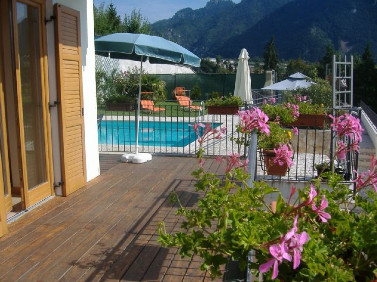 Grazioso appartamento di 2 camere da letto con piscina in comune e bellissimo panorama in un idilliaco villaggio di montagna sopra Limone a Tremosine sul Garda in vendita