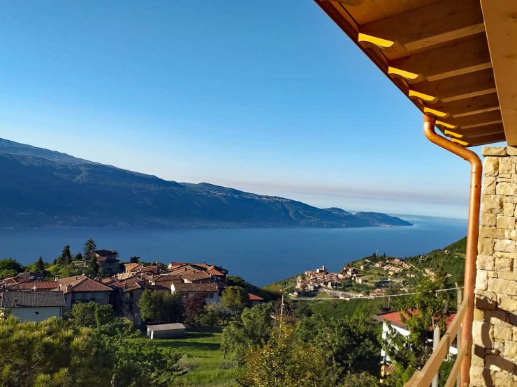 4 appartamenti quasi identici in vendita in un residence con piscina a Aer / Tignale sul lago di Garda con magnifica vista lago
