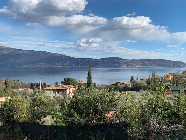 Baugrundstück mit herrlichem Panorama und einer Baugenehmigung für ein Einfamilienhaus in Cecina in der Gemeinde Toscolano-Maderno am Gardasee zu verkaufen
