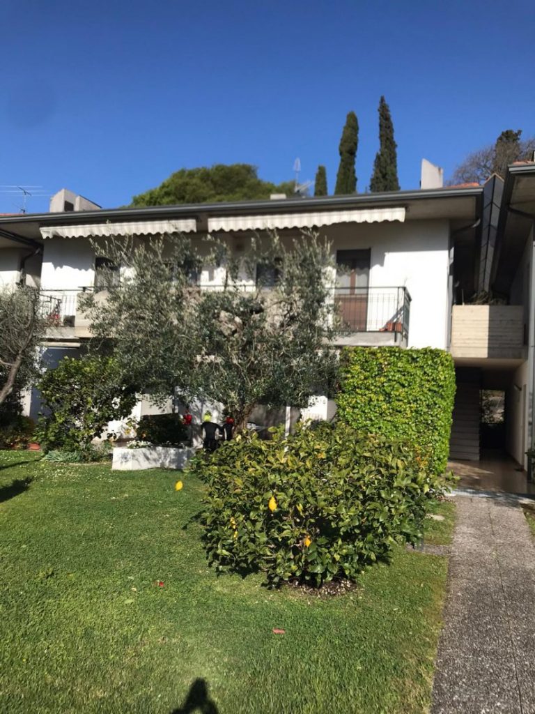 Großzügig angelegte Wohnung von ca. 120 m² mit Garten und Garage in einem Wohngebiet nur ca. 100 m vom Gardasee entfernt in Toscolano-Maderno zu verkaufen