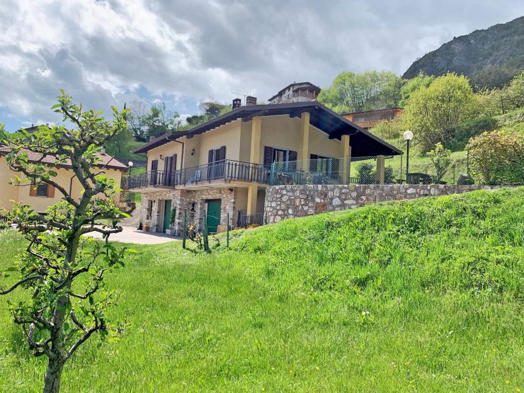 Grande casa indipendente con 2 piani, un giardino di 2000 m² e un panorama fantastico a Voiandes a Tremosine sul lago di Garda in vendita