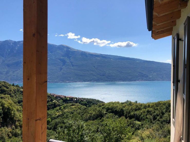 Appartamento di nuova costruzione con 2 balconi, piscina, giardino comune e grande sauna in Aer / Tignale sul lago di Garda in vendita