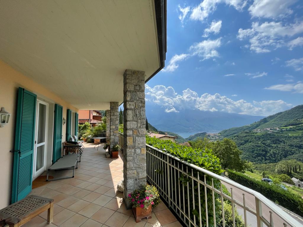 Jetzt wieder frei: Großzügige, hochwertig ausgestattete Wohnung mit großer Terrasse, Garten und herrlichem Panorama in Vesio / Tremosine am Gardasee zu vermieten