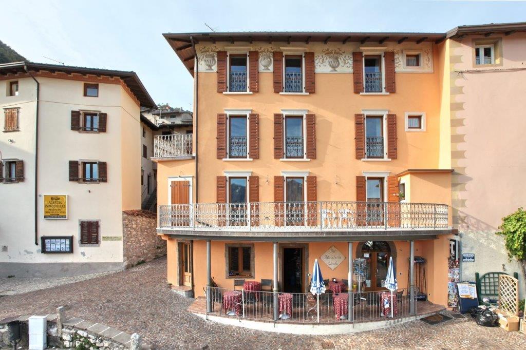 Komplett eingerichtetes 3-Zimmer Appartement mit kleinem Garten und kostenlosem Parkplatz im Zentrum von Vesio / Tremosine am Gardasee zu vermieten