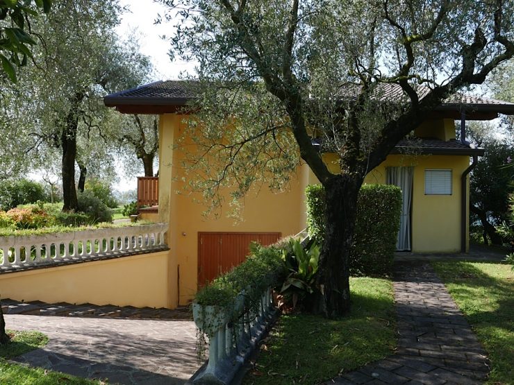 Villa su 2 livelli con ampio garage, grande terreno con uliveto e splendida vista lago a Maderno sul lago di Garda in vendita