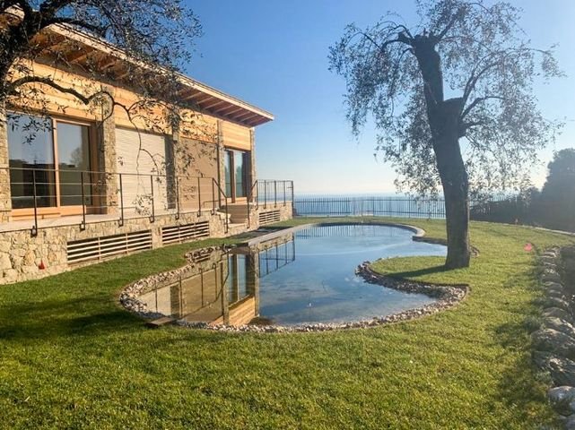 Edle Design-Villa mit modernster Ausstattung, Swimming Pool, schönem Garten und herrlichem Panorama nicht weit vom Gardasee entfernt in Gardone Riviera zu verkaufen