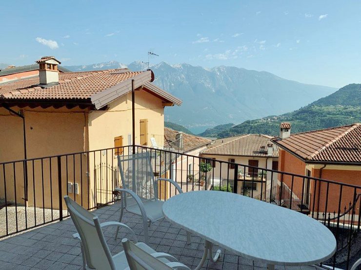Bilocale con grande terrazza in vendita a Vesio una frazione del comune di Tremosine sul lago di Garda