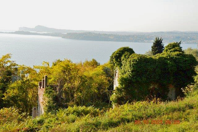 Großes Baugrundstück mit Baugenehmigung in ruhiger Lage, ein TOP Objekt in Gardone Riviera, mit schönem Panoramablick auf den Gardasee zu verkaufen