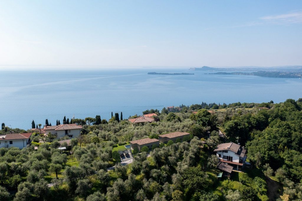 Bellissimo terreno edificabile con licenza edilizia per 2 bungalows con garage, piscina e vista lago vicino a Maclino sul lago di Garda in vendita