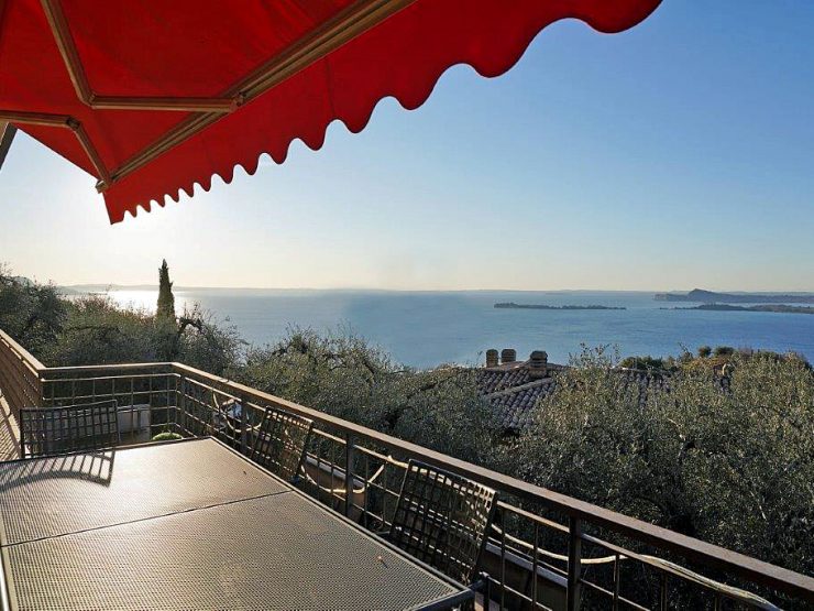 Gustosa, grande villa con bel giardino, piscina e ampio garage con una magnifica vista sul lago di Garda a Gardone Riviera in vendita