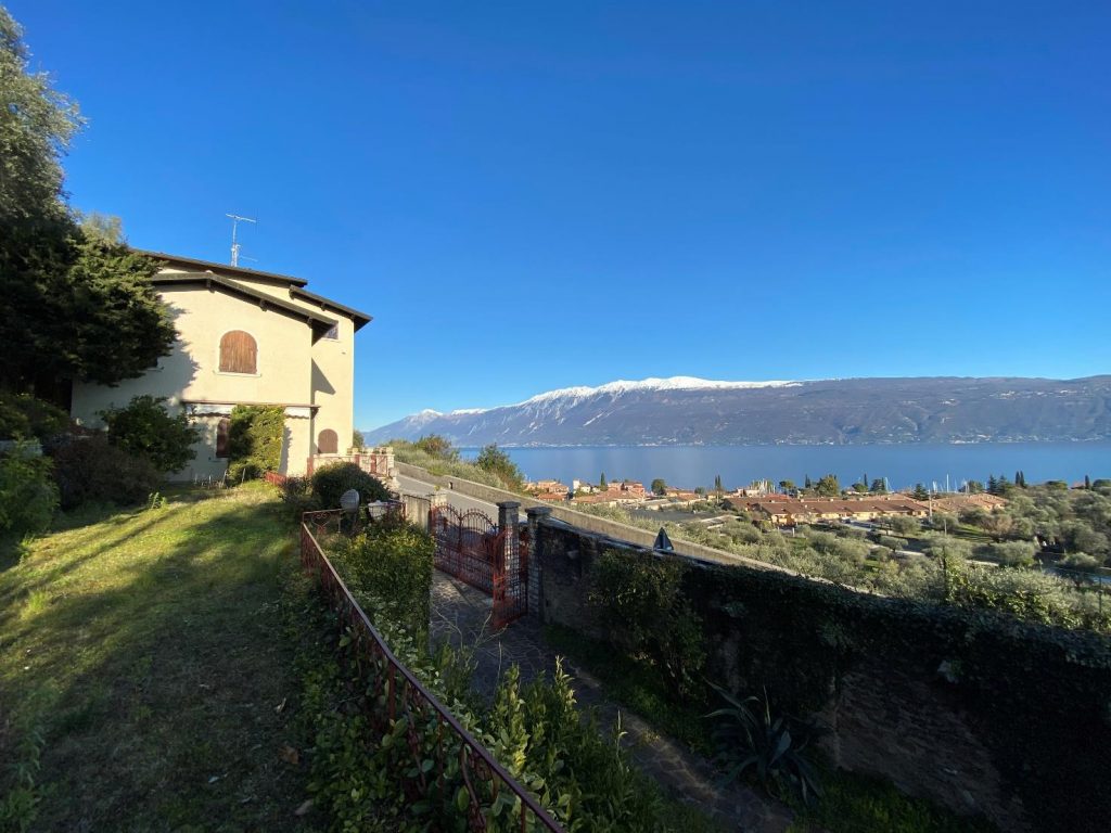 Villa indipendente e spaziosa su 4 livelli con ampio giardino esclusivo, garage e 4 – 5 posti auto in una splendida posizione con incantevole vista sul Lago di Garda a Gargnano in vendita