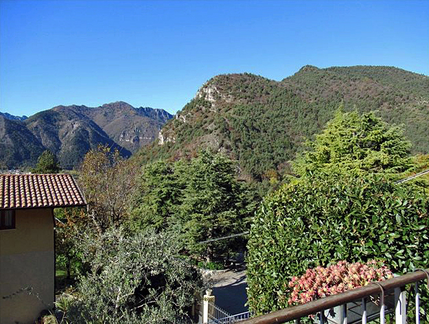 Gemütliches Reihenhaus mit 2 Balkonen, Terrassen, Garten und schöner Aussicht auf die herrliche Landschaft bei Tremosine sul Garda zu verkaufen