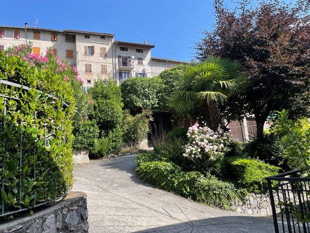 Piccola casa di paese in vendita in posizione centrale ma tranquilla a Vesio, frazione di Tremosine sul Lago di Garda.