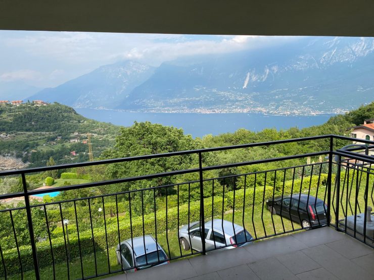 Moderno bilocale con ampio balcone e un fantastico panorama sul Lago di Garda e sul Monte Baldo nella pittoresca Prabione in vendita
