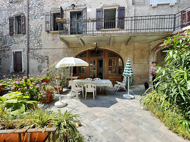 Große, gepflegte Wohnung in einem historischen Gebäude in der mittelalterlichen Stadt Pieve in Tremosine am Gardasee zu verkaufen