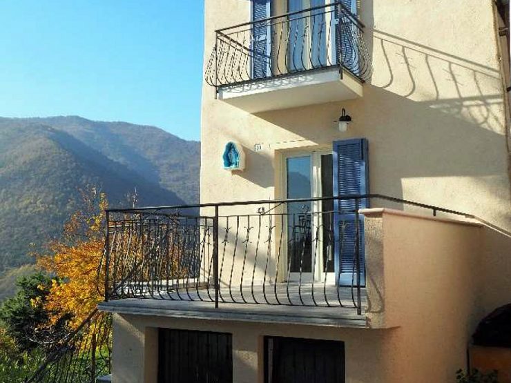 Typisches Rustico mit 2 aufwändig sanierten Wohnungen in ruhiger Lage im charakteristischen Dorf Sermerio, einem Ortsteil von Tremosine sul Garda mit Blick zum Monte Baldo, ins Tal San Michele und kleinem Seeblick zu verkaufen