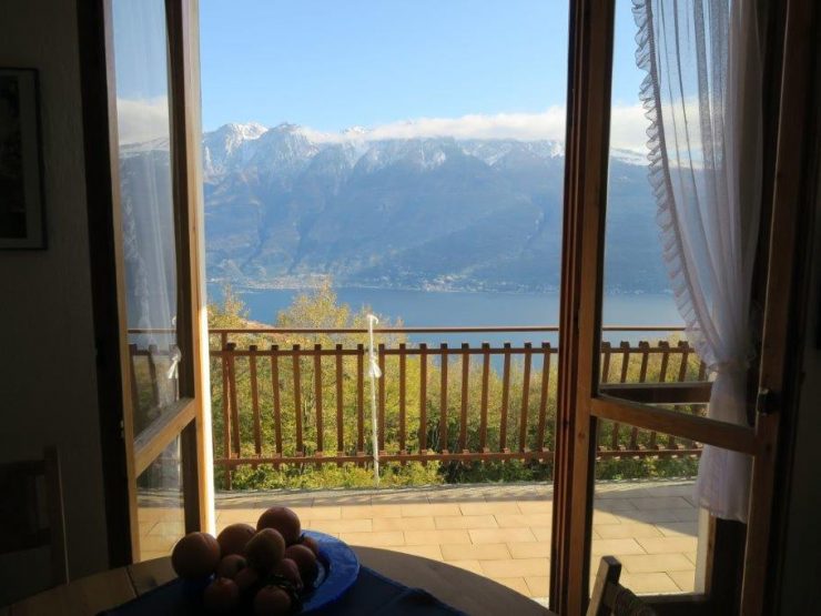 3-Zimmer-Appartement in einem 3-Familienhaus mit großem Garten und herrlichem Panoramablick vom großen Balkon in guter Lage in Aer / Tignale am Gardasee zu verkaufen